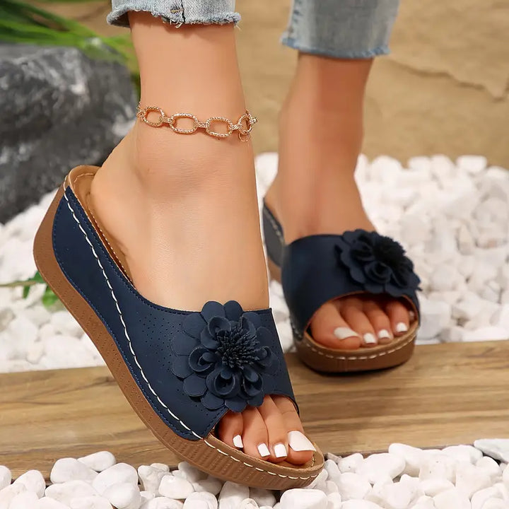 Indy™ | Stilfulde Blomstrede Slip-On Kilesandaler
